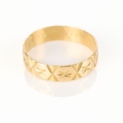 Alliance en or (750‰) à décor géométrique. - Photo 1