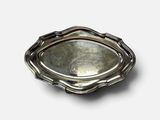 une assiette en argent antique avec un motif décoratif