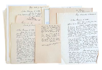 plusieurs vieilles lettres sont empilées sur une surface blanche