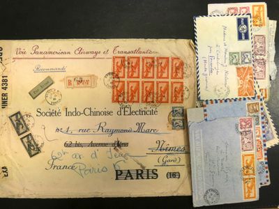 une vieille enveloppe couverte de timbres, posée sur une table