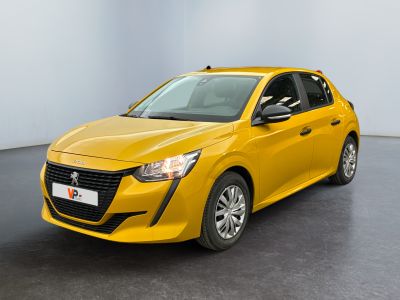La voiture jaune est garée dans la pièce vide de l'immeuble.