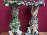 deux vases posés sur une table