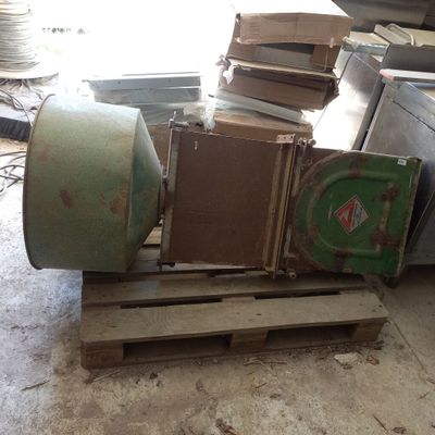 une pile de boîtes sur une palette dans un entrepôt