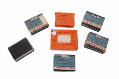 plusieurs petites boîtes de cigarettes posées sur une surface blanche