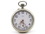 une montre de poche en argent ornée d'un cadran d'horloge
