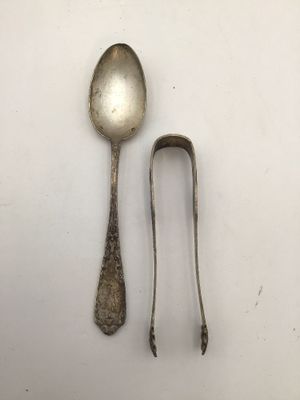 deux cuillères et une cuillère reposent sur une table