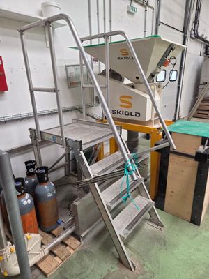une échelle posée à côté d'une table dans une pièce