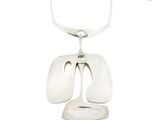 collier plaqué argent présentant un motif incurvé sur fond blanc