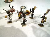 cinq figurines posées sur une surface blanche