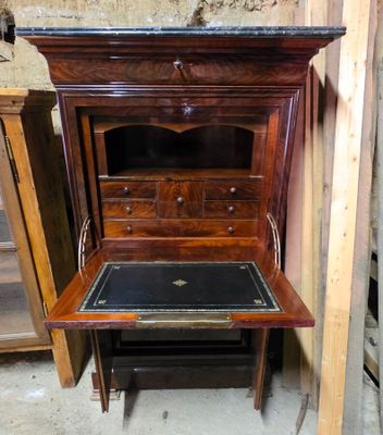une armoire en bois avec un plateau en cuir noir