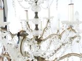 un lustre orné de nombreux cristaux suspendus