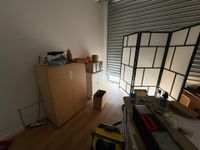 Dans le bureau : Bureau, chaise, bloc caisson de bureau sur … (photo 2)