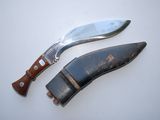 deux couteaux posés côte à côte sur une table
