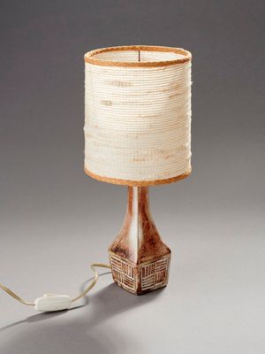 l'image d'une lampe posée sur une table