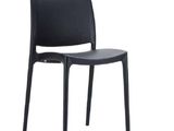 une chaise en plastique noire sur fond blanc