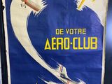 affiche représentant un avion volant dans les airs sur fond bleu