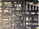une photo en noir et blanc d'un escalier dans un immeuble