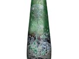 un vase vert orné d'un arbre sur fond blanc