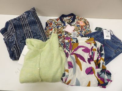 beaucoup de vêtements posés sur une table blanche