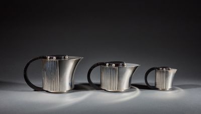 trois couverts posés sur une table blanche