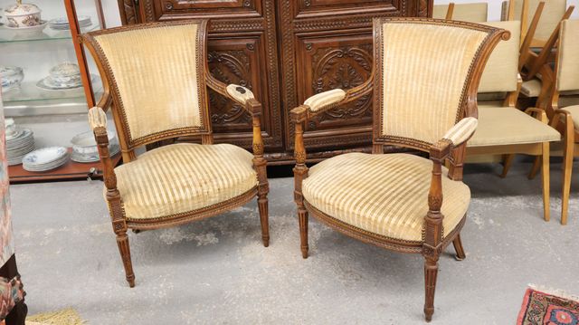 Paire de fauteuils cabriolets à dossiers renversés de style Louis...