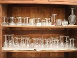 une armoire en bois sur laquelle sont posés de nombreux verres