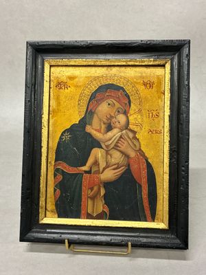 une peinture représentant une femme tenant un bébé dans ses bras