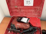 une boîte à outils rouge contenant une perceuse filaire