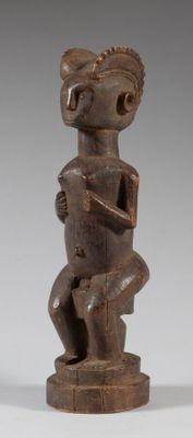 une image d'une statue en bois représentant un homme tenant un bébé
