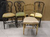 quatre chaises sont alignées en rang dans une pièce