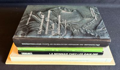 trois livres empilés sur une table