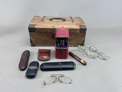 une petite boîte en bois contenant divers objets