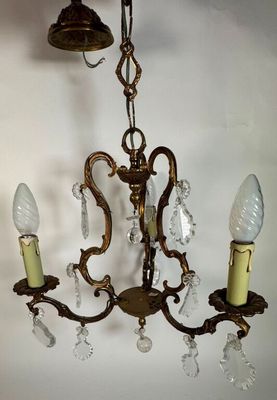 un lustre à trois lumières suspendu au plafond