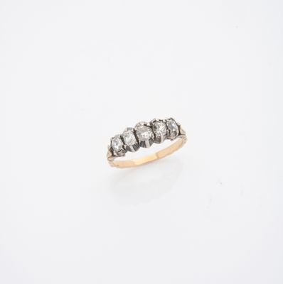 une bague sertie de trois pierres de diamant