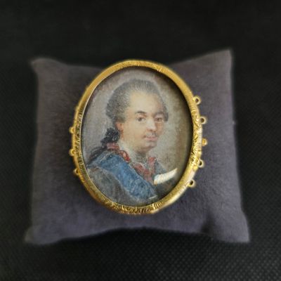 portrait d'un homme vêtu d'un manteau bleu, une pipe à la main