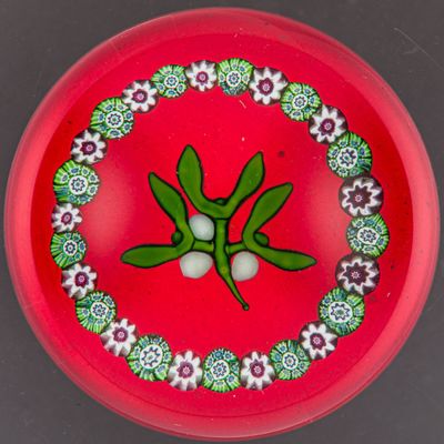 un frisbee rouge orné d'un motif vert et blanc