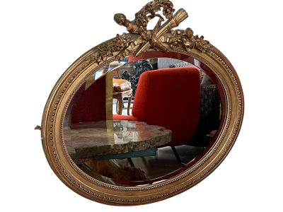 Miroir ovale en bois et stuc doré à décor de carquois de flè…