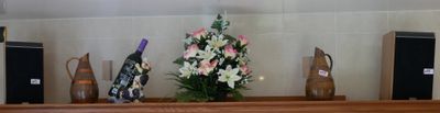 un vase avec des fleurs posé sur une table dans une église