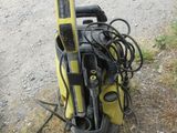 une machine posée par terre à côté de quelques fils