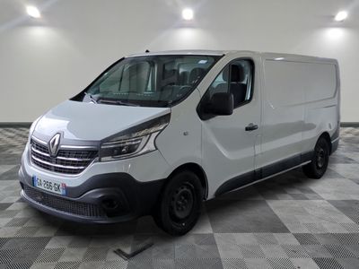 la camionnette blanche est garée sur le sol en damier d'une pièce