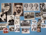 de nombreuses photos anciennes de personnes sur un mur bleu