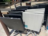 beaucoup de chaises empilées au bord de la rue