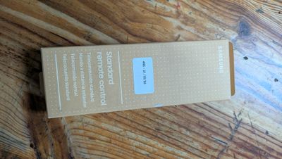 une boîte en carton posée sur une table en bois, dans laquelle se trouve une brosse à dents