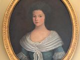 portrait d'une femme en robe bleue, avec un châle blanc