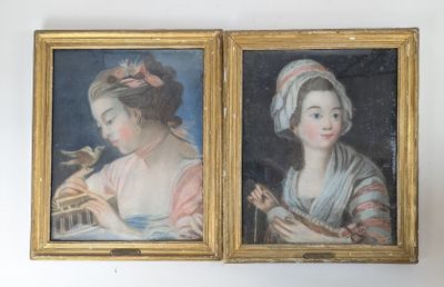 Deux tableaux représentant une femme et un oiseau sont accrochés au mur.