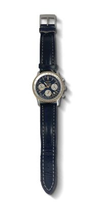 une image d'un gros plan d'une montre-bracelet sur une surface blanche