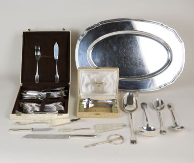 un plateau en argent avec des couverts, ainsi qu'une fourchette et un couteau en argent