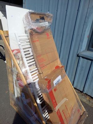 un chariot rempli de cartons et un clavier dans la rue