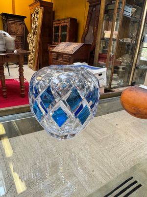 un vase en verre posé sur une table en verre dans une pièce
