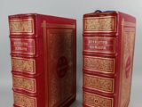 paire de livres anciens en cuir rouge avec des bordures dorées